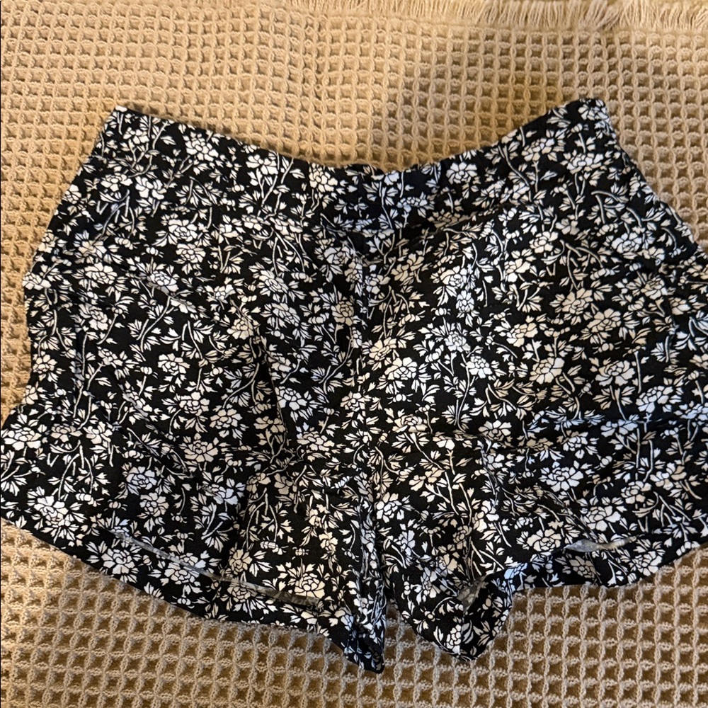 LOFT Black & White Floral High-Rise Women’s Shorts